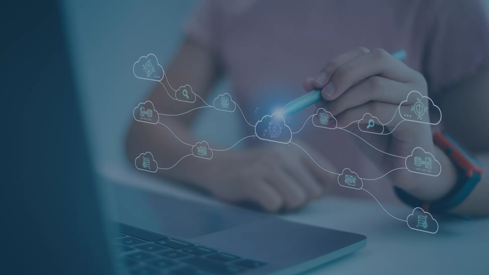 Visualisierung von Cloud-Technologien und deren Sicherheitsanforderungen: Eine Person interagiert mit einer digitalen Darstellung von vernetzten Cloud-Symbolen, die verschiedene Sicherheits- und IT-Services repräsentieren. Das Bild thematisiert die Informationssicherheit in Cloud-Umgebungen – ein zentrales Thema des Webcasts.