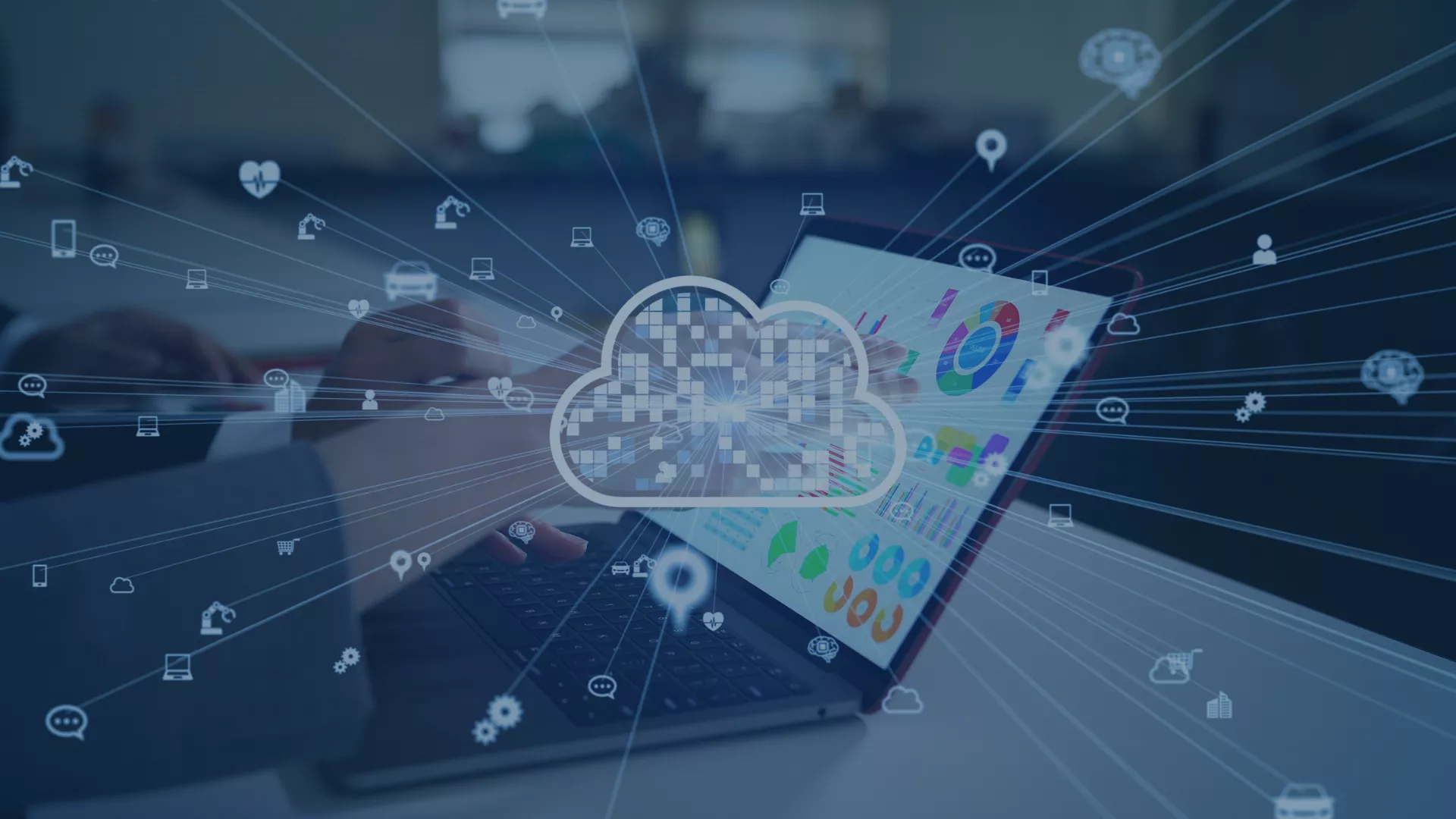 Eine Person arbeitet an einem Laptop mit farbigen Diagrammen auf dem Bildschirm. Über dem Bild ist eine große stilisierte Cloud-Grafik eingeblendet, aus der zahlreiche Linien mit Symbolen (z. B. Herz, Auto, Einkaufswagen, Zahnrad) in verschiedene Richtungen strahlen. Das Bild symbolisiert Cloud-Computing, Datenvernetzung und digitale Transformation.