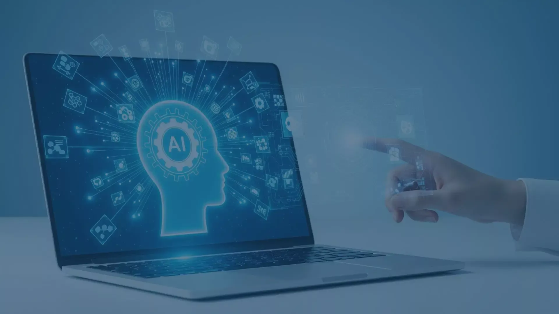 Hand tippt auf Hologramm-Display neben Laptop mit AI-Kopf-Symbol für Künstliche Intelligenz und maschinelles Lernen.