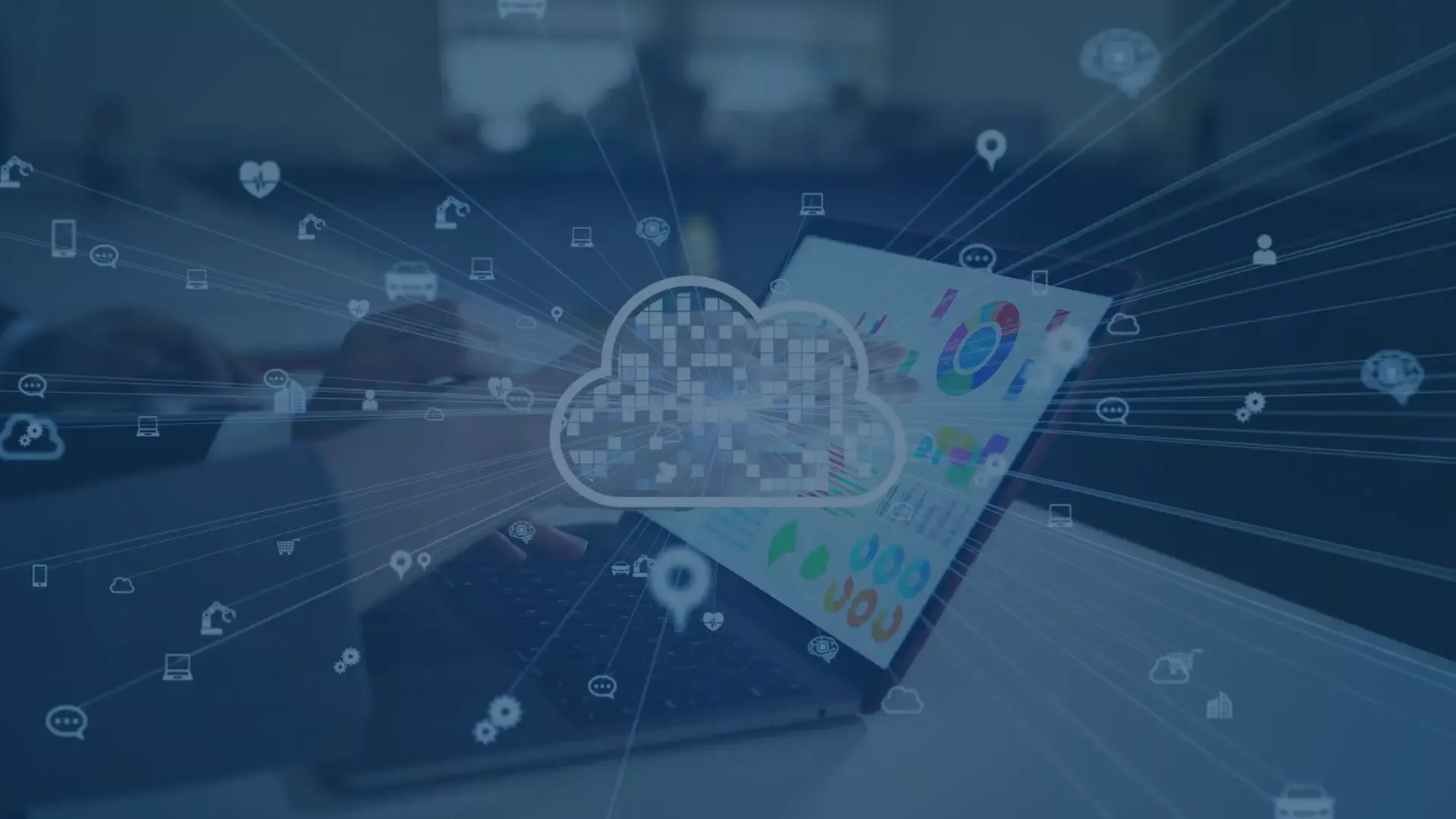 Laptop mit einer zentralen Cloud-Symbolik und zahlreichen Icons (Auto, Herz, Zahnrad), die die Bandbreite von Managed Services und die digitale Vernetzung darstellen.