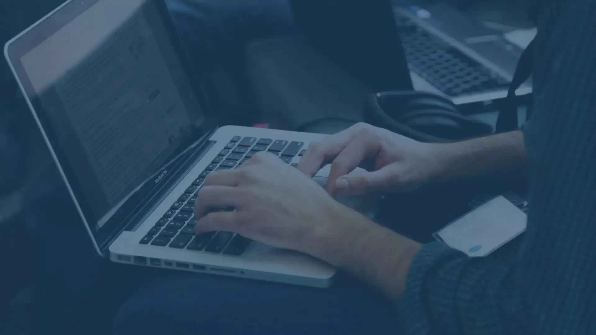 Hände arbeiten am Laptop: Microsoft Dynamics Add-on für die nahtlose DATEV-Integration und Datenübertragung in der Finanzbuchhaltung.