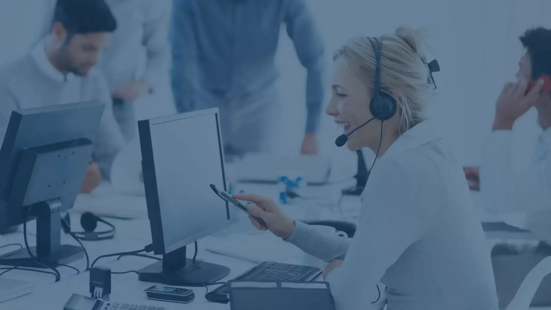 Service Desk Agent in einem modernen Büro. Die audius Mobile Service 365 Lösung verbessert den Außendienst und Kundensupport in Dynamics 365.
